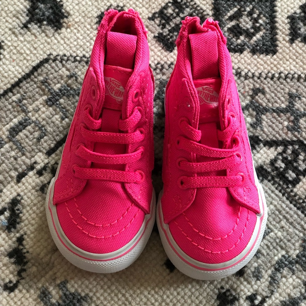 Adorable pink high top vans! 💕